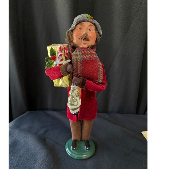 Rare BYERS CHOICE 2016 BURGUNDY FAMILY MAN HOLDING GIFTS - Picture 1 of 5